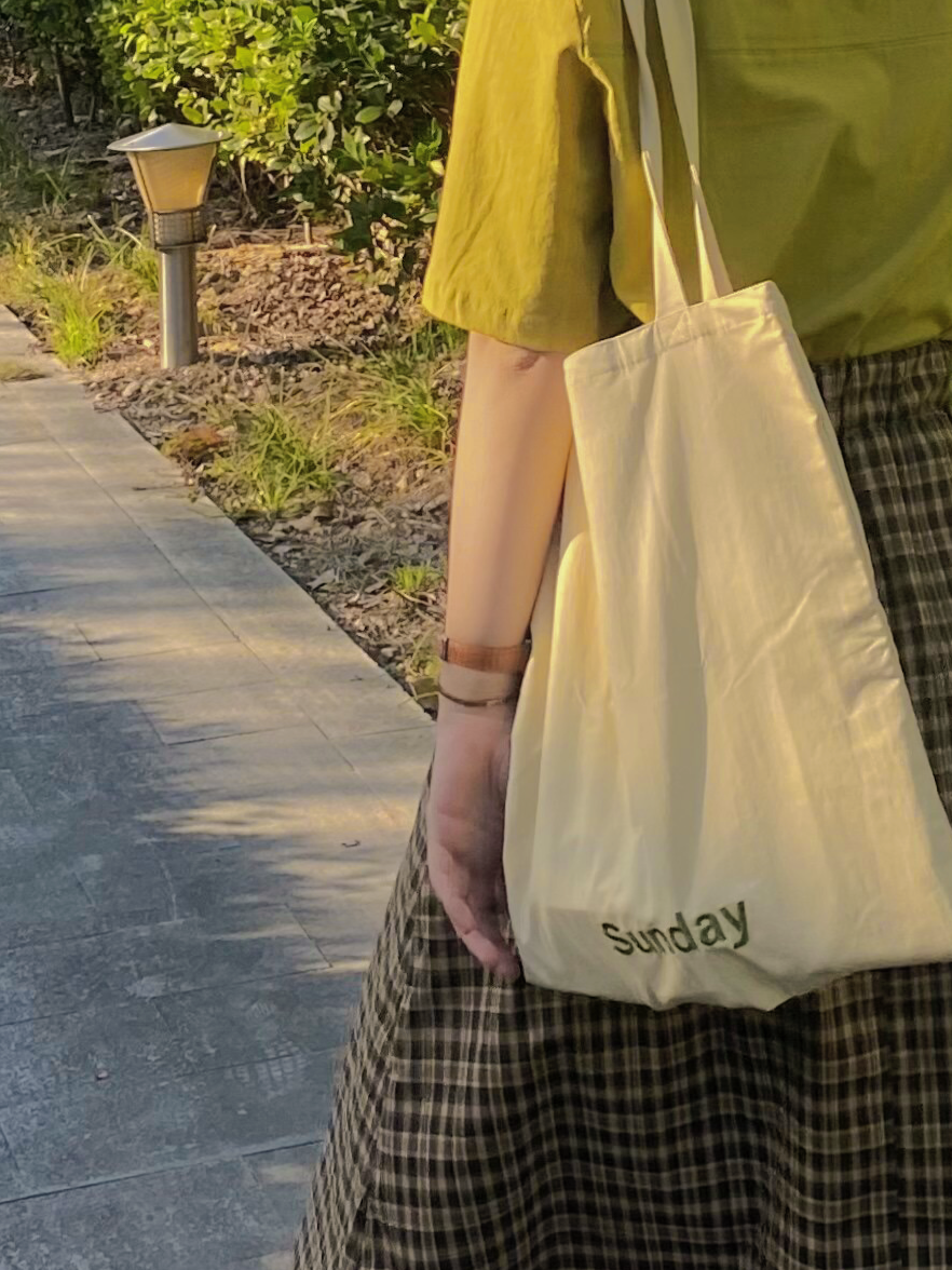 Bolso de mano del martes