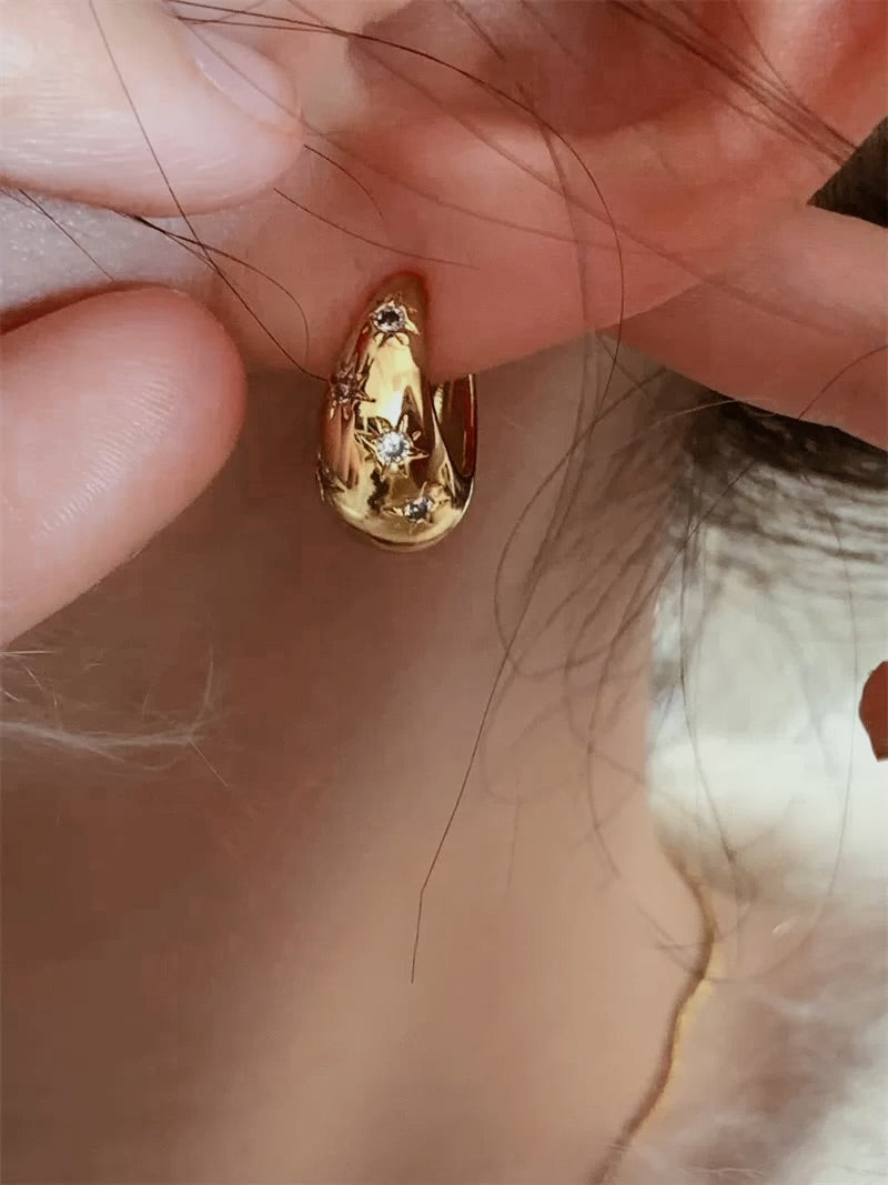金色泪珠形耳环