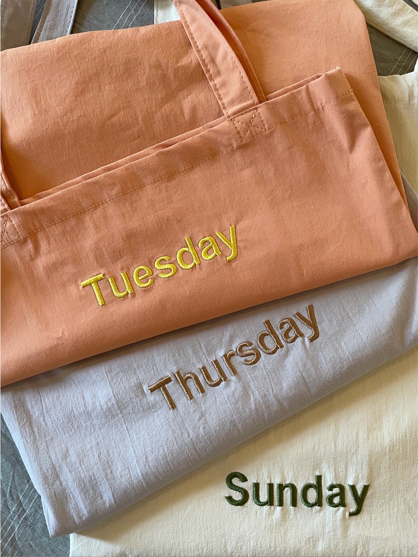 Bolso de mano del martes