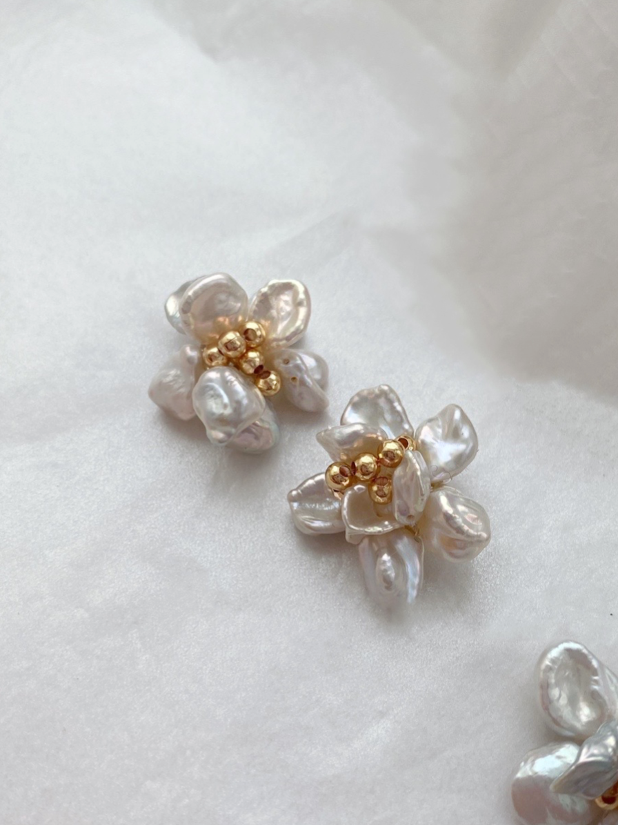 Organic Baroque Pearl Flowers